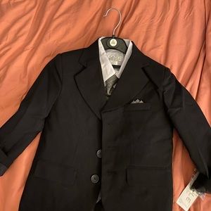 Boys suit size 6 NWT